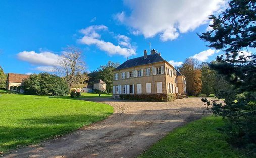 Château 3800 M² Sur Terrain 22ha