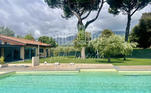 Villa in Pietrasanta, Tuscany, Italy 1