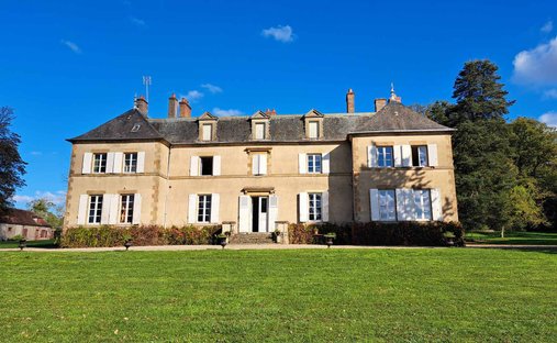 Château 3800 M² Sur Terrain 22ha