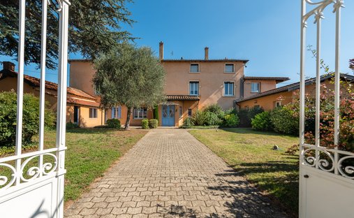 Castle for Sale in Villefranche-sur-Saone, Auvergne-Rhône-Alpes, France