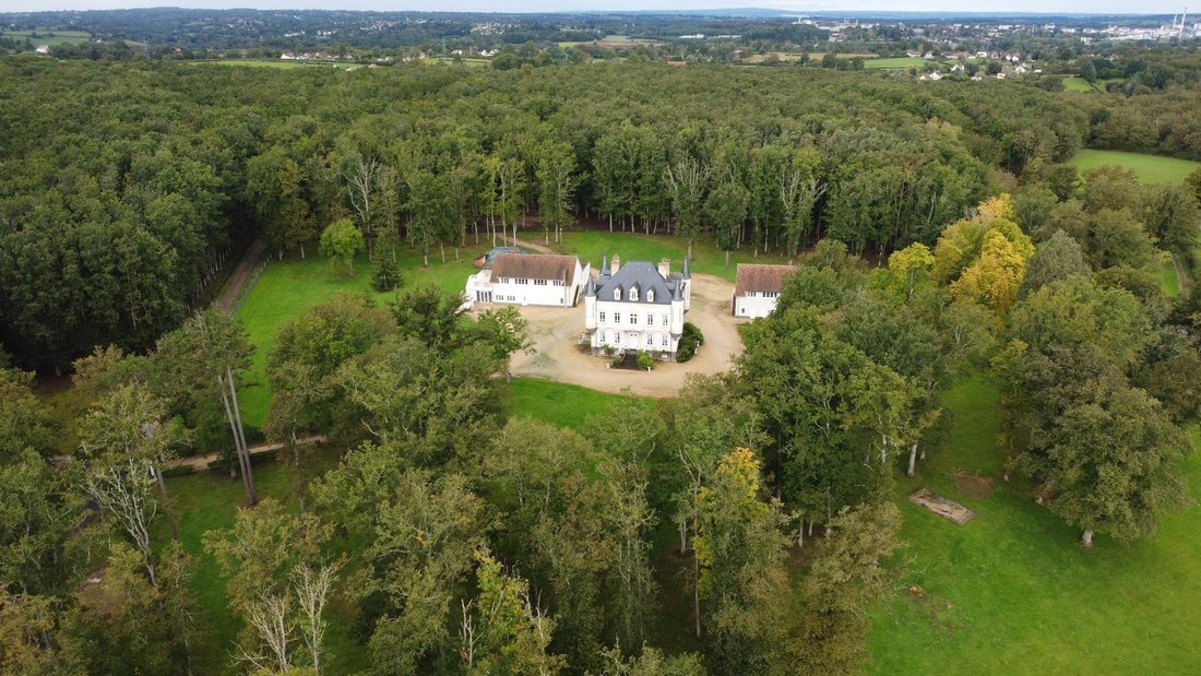 Le Rêve Renaissance: A 19th-Century Château Crowned in Auvergne’s Golden Light