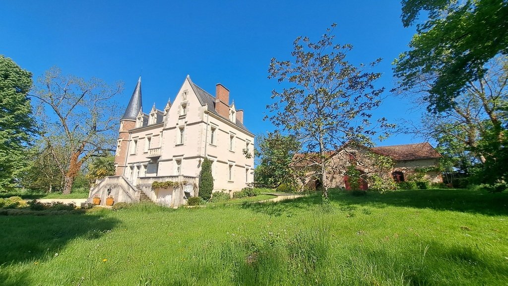 Castle in Saint-Pourcain-sur-Sioule, Auvergne-Rhône-Alpes, France 4 - 16129978