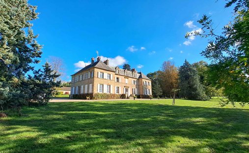 Château 3800 M² Sur Terrain 22ha