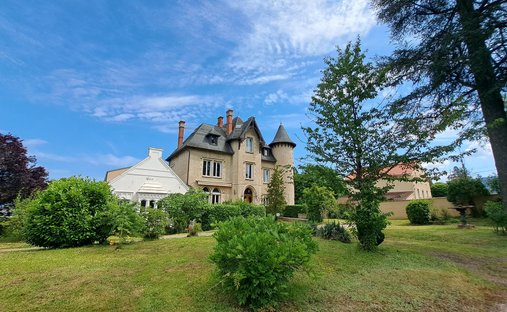 Castle in Thiers, Auvergne-Rhône-Alpes, France 1