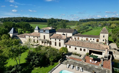 Stunning Château In Gironde With Its Landscaped Park And Breathtaking Views Of The Countryside