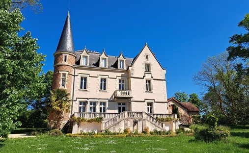 Castle in Saint-Pourcain-sur-Sioule, Auvergne-Rhône-Alpes, France 1