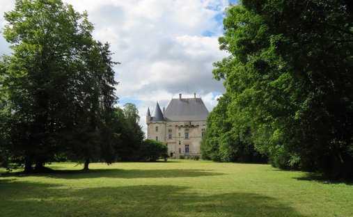 Castle for Sale in Gannat, Auvergne-Rhône-Alpes, France