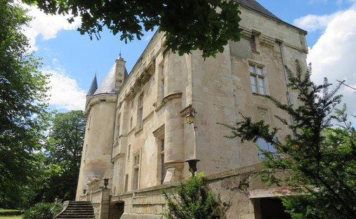 Castle for Sale in Gannat, Auvergne-Rhône-Alpes, France