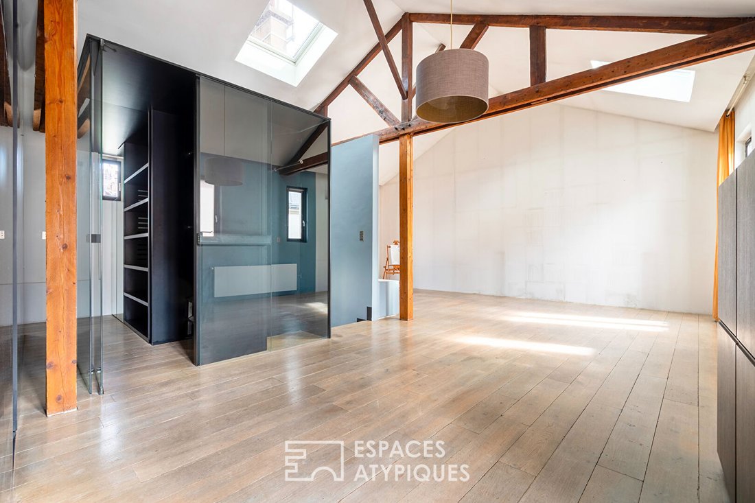 Photo inspiration: Elevator Access In Loft Apartments Reference: Loft On The Top Floor With Elevator In Paris Île