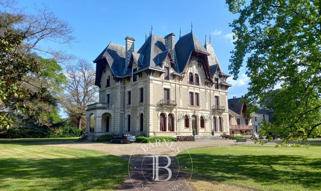 Vienne Department (86) 19th And 20th Century Chateau 345 Acres Of Land