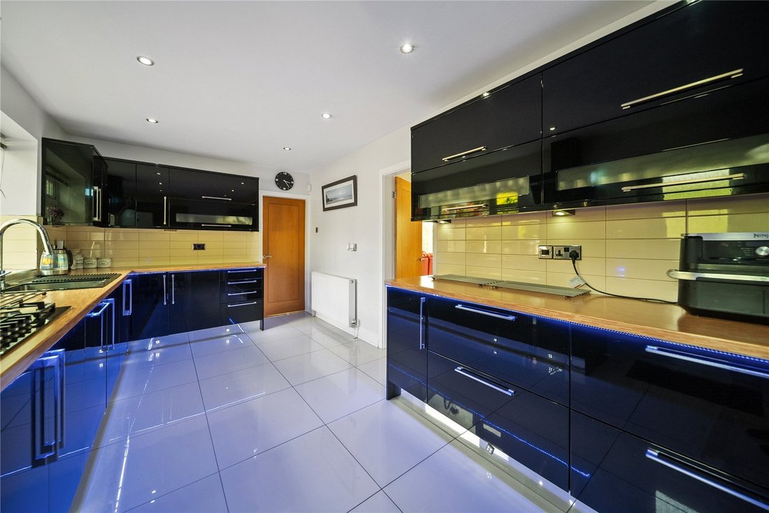 House in Roundhay, Leeds, England 5 - 16132360