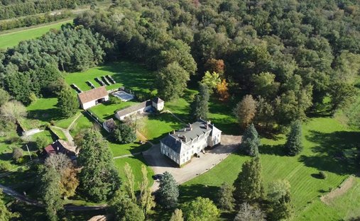 Château 3800 M² Sur Terrain 22ha