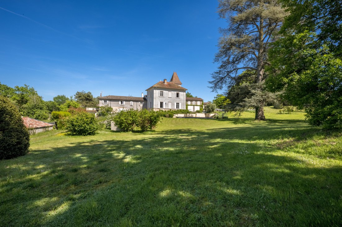 Estate in Saint-Bernard, Auvergne-Rhône-Alpes, France 1 - 16130037