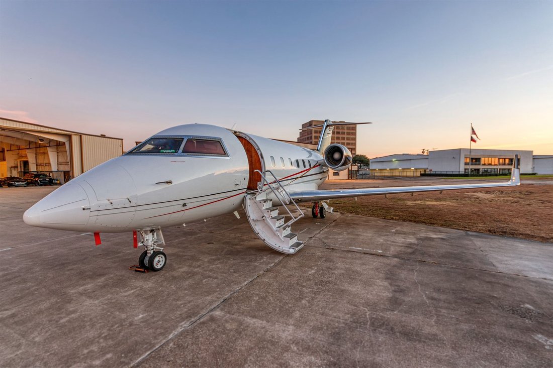 Challenger 600 N777GA view 2