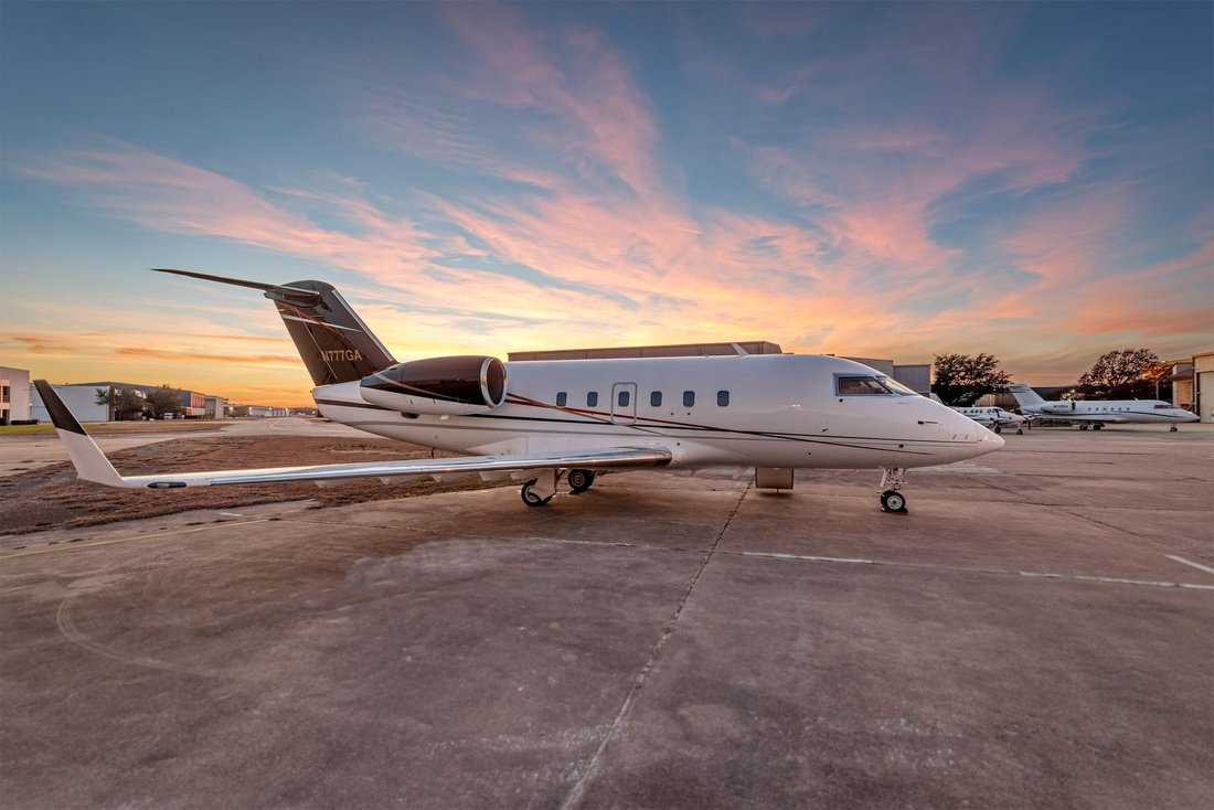 Challenger 600 N777GA view 4