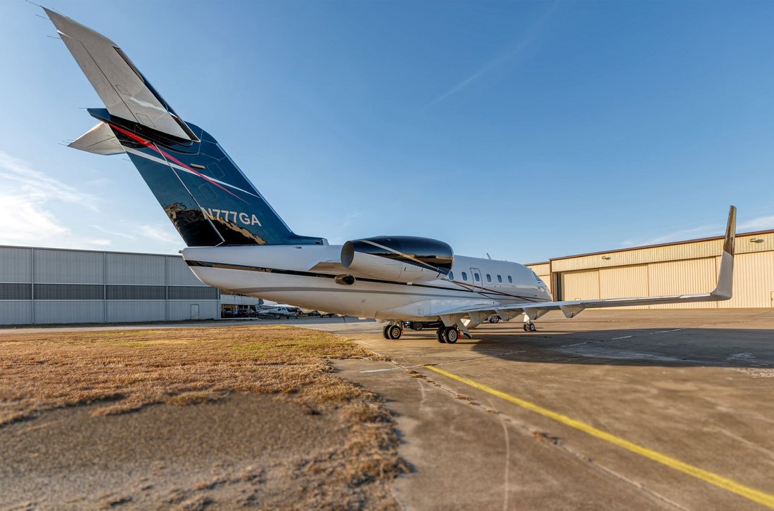 Challenger 600 N777GA view 5