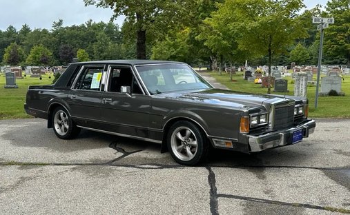 1989 Lincoln Town Car Base 4D Sedan in Charlton, MA, United States 1