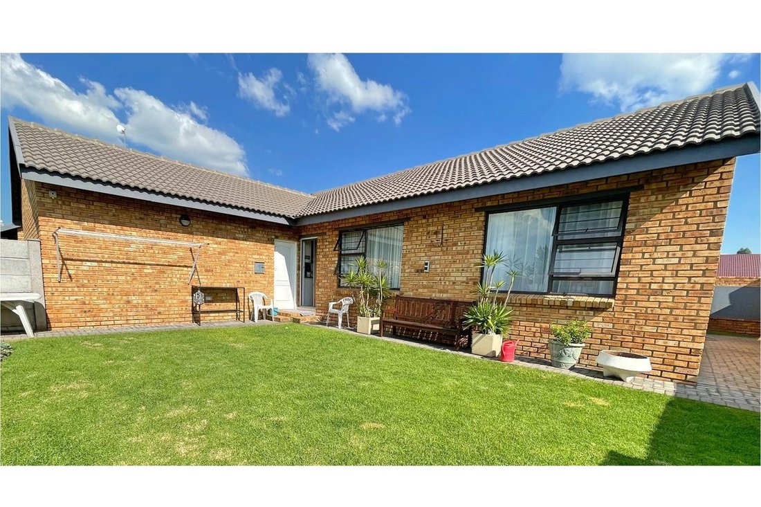 Townhouse in Vaalpark, Sasolburg, Free State 1 - 16136627
