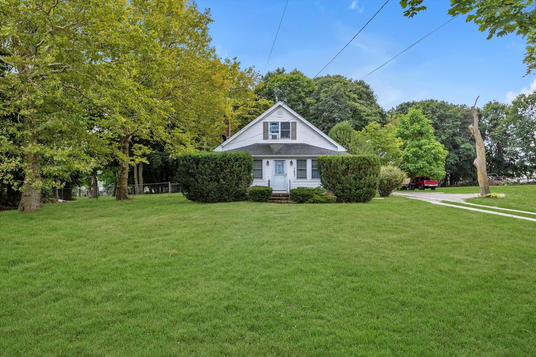 House in Aquebogue, New York, United States 1 - 16054429