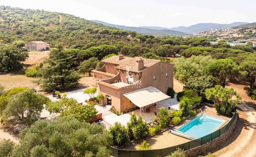 Maison à Ville-Les Saquedes-Le Bouillonnet, Sainte-Maxime, France 1