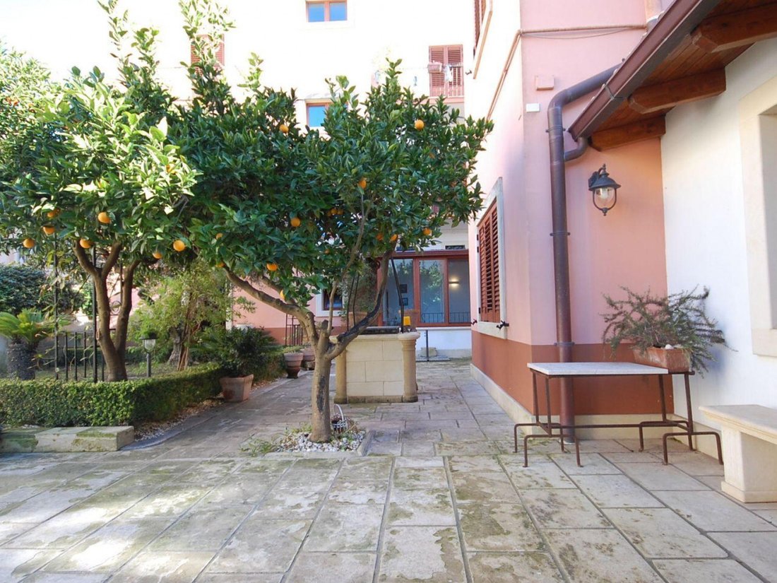 The Ravenna Palace: A Jewel of Galatina’s Golden Light - 5