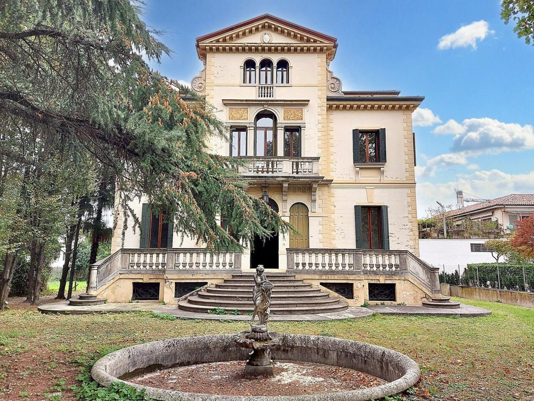 Villa in Cathedral - Piazza dei Signori, Treviso, Italy 1 - 16138963