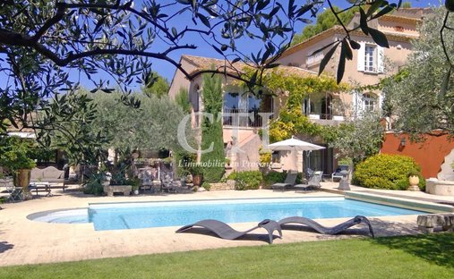 Castle for Sale in Saint-Quintin-sur-Sioule, Auvergne-Rhône-Alpes, France