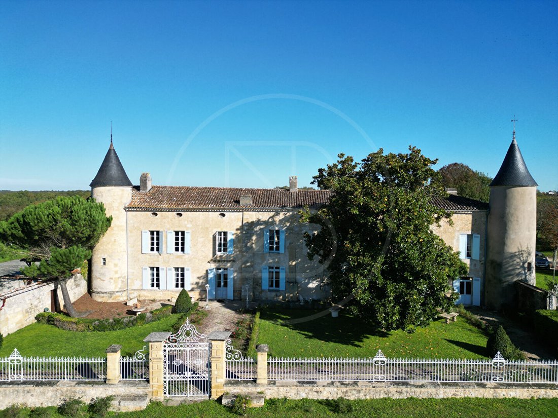 A 15th-Century Crown of Stone & Vine, 35 Minutes from Bordeaux’s Heart