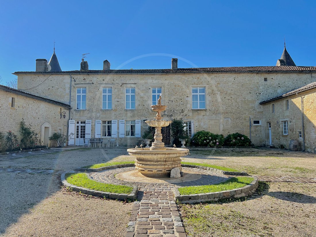 A 15th-Century Crown of Stone & Vine, 35 Minutes from Bordeaux’s Heart
