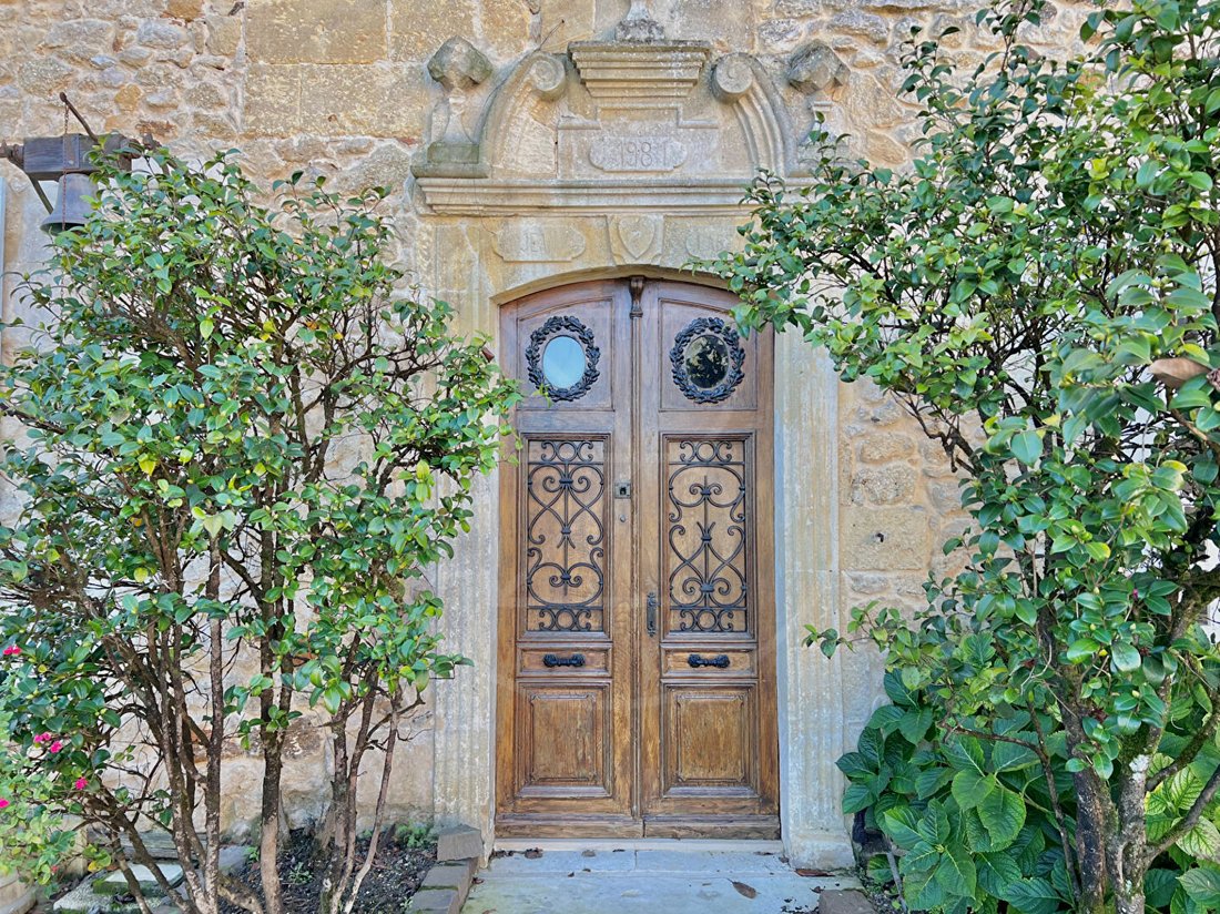 A 15th-Century Crown of Stone & Vine, 35 Minutes from Bordeaux’s Heart