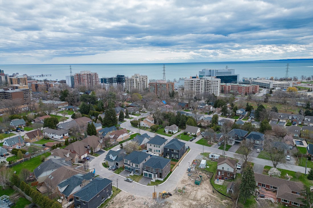 House in Burlington, Ontario, Canada 1 - 16146424