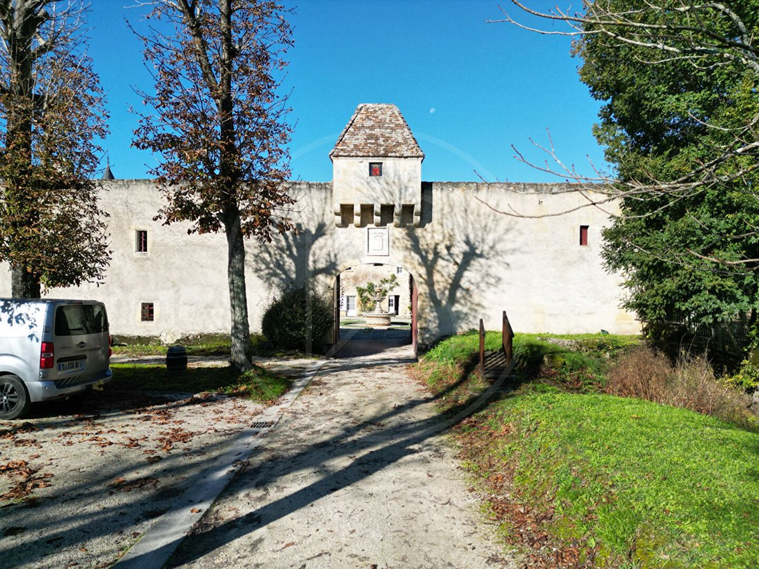 A 15th-Century Crown of Stone & Vine, 35 Minutes from Bordeaux’s Heart