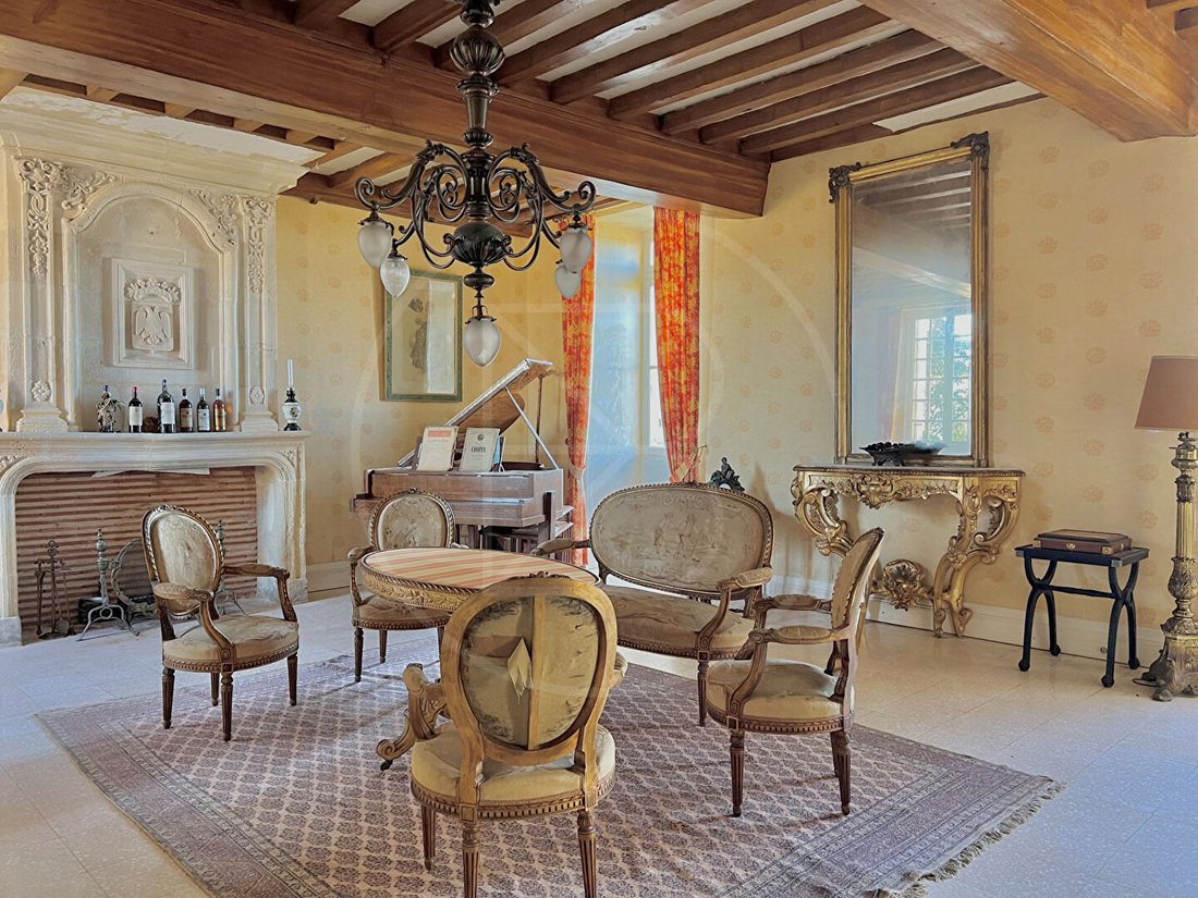 A 15th-Century Crown of Stone & Vine, 35 Minutes from Bordeaux’s Heart - 5