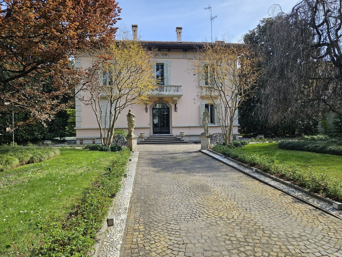 Villa in Center, Treviglio, Lombardy 1 - 15743199