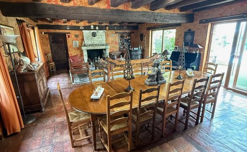 Vienne Department (86) 19th And 20th Century Chateau 345 Acres Of Land