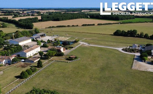 House in Aubigne, Nouvelle-Aquitaine, France 1