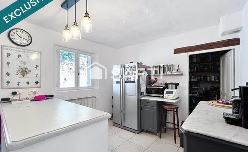 Castle for Sale in Le Thor, Provence-Alpes-Côte d'Azur, France