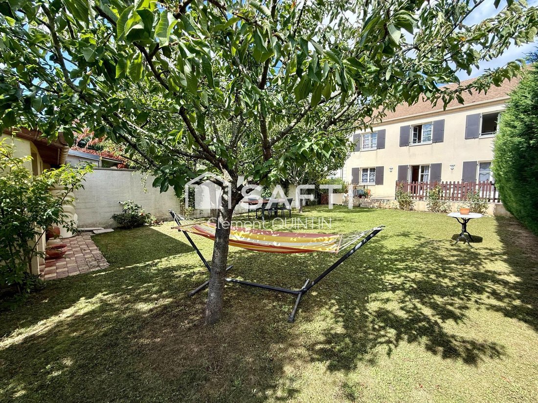 House in Les Clayes-sous-Bois, Ile-de-France, France 1 - 16159933
