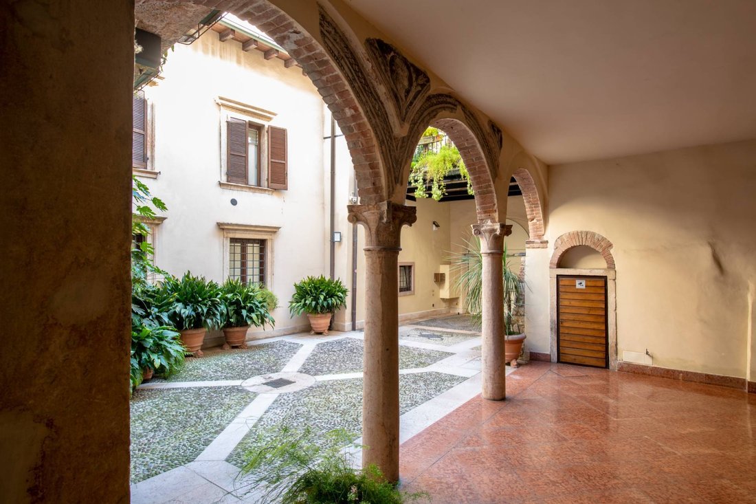 Apartment in Center, Verona, Veneto 1 - 16161159