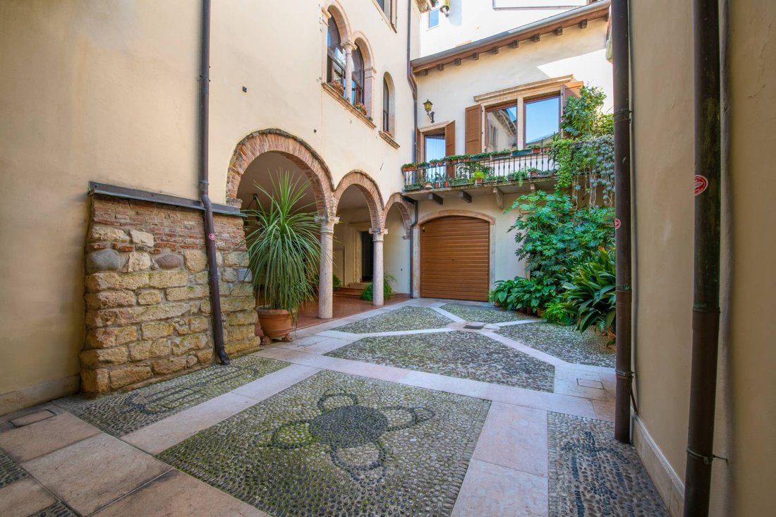 Apartment in Center, Verona, Veneto 3 - 16161159