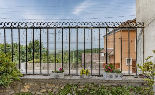 House 6 Room(s) 4 Bedroom(s) 210 M²