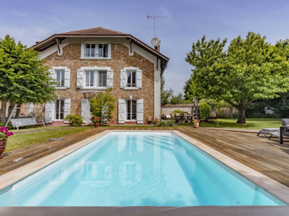 Lumière Éternelle: A Sunlit Architectural Masterpiece in Île-de-France
