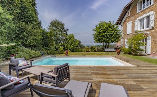 House 6 Room(s) 4 Bedroom(s) 210 M²