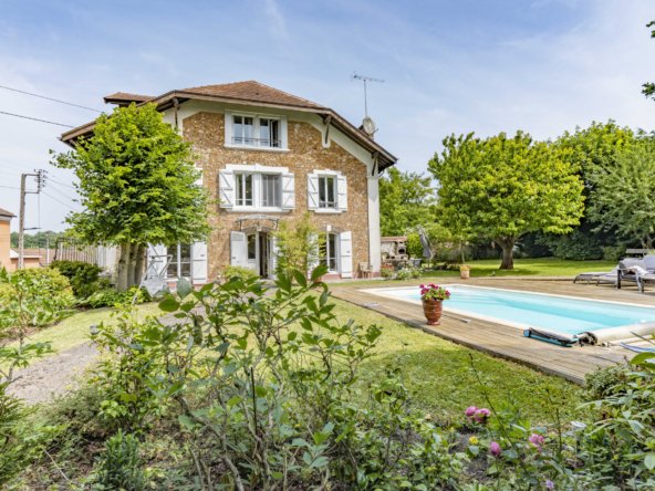 Lumière Éternelle: A Sunlit Architectural Masterpiece in Île-de-France
