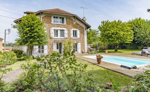 House 6 Room(s) 4 Bedroom(s) 210 M²