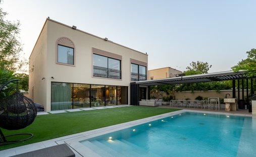 Villa in The Meadows, Dubai, United Arab Emirates 1