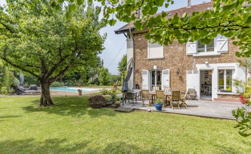 House 6 Room(s) 4 Bedroom(s) 210 M²