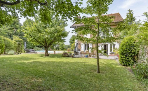 House 6 Room(s) 4 Bedroom(s) 210 M²