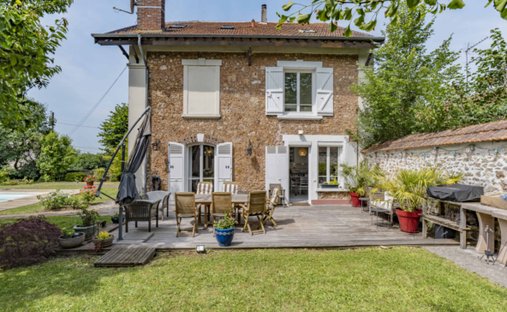 House 6 Room(s) 4 Bedroom(s) 210 M²