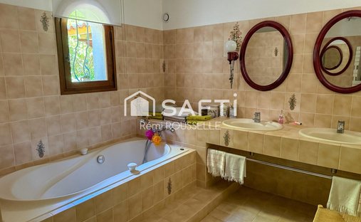 Propriété D'exception Avec 2 Maisons Indépendantes, Piscine Et Jardin Paysager